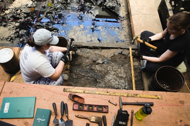 women in pit 91 field school la brea tar pits