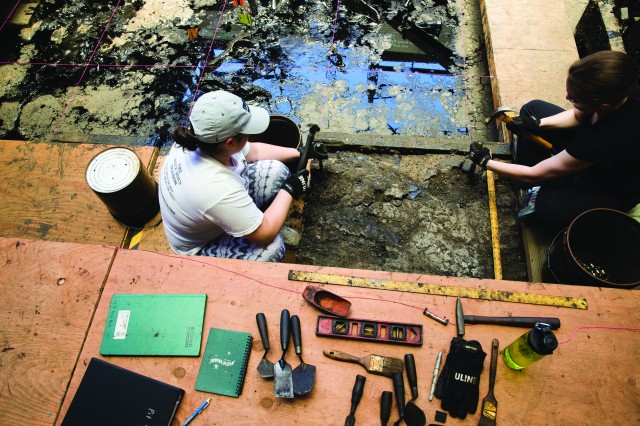 at work in Pit 91, which has produced countless microfossils— tiny specimens such as a beetle’s wing or a rabbit’s jaw.