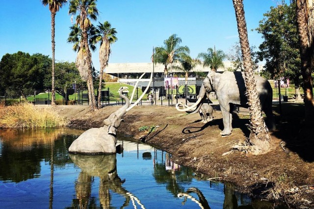 Puente del Lake Pit con mamuts y el museo de fondo
